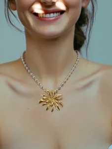 Collana in acciaio inossidabile bicolore oro argento con ciondolo sole astratto dettaglio