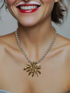 Collana bicolore oro e argento con un ciondolo a fiore unico in acciaio inossidabile da donna.