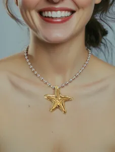 Dettagliato primo piano di un elegante pendente a stella marina dorata su collana di perle.