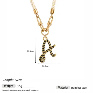 Collana con ciondolo in acciaio inossidabile e catena a corda, lettera chic, 52cm.