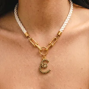 Collana in corda ritorta con ciondolo a strisce unico, accessorio elegante e versatile.