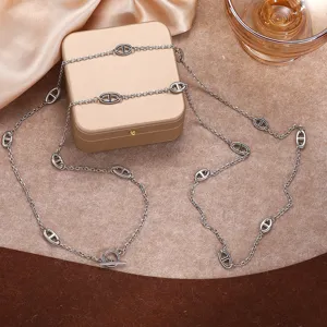 Collana lunga in acciaio titanio con motivo naso di maiale e chiusura OT per maglione