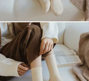 Vista di dettaglio calzini lana beige da donna a trecce, calze invernali calde e accoglienti.
