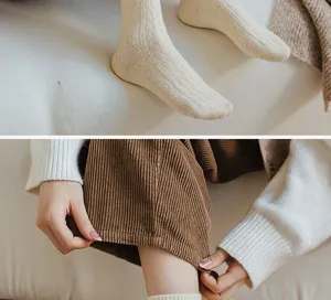 Primo piano dettagliato di calze spesse in lana cashmere con motivo a coste per inverno.