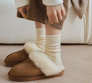 Dettaglio di calze in maglia accoglienti e pantofole peluche per lo stile invernale.