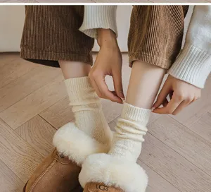 Primo piano dettaglio di calzini in maglia di lana spessa termica per donna beige.