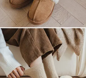 Calzini in misto lana e cashmere lavorati a maglia, dettaglio morbido e caldo.