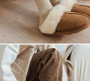 Calzini di lana e comode pantofole peluche dettaglio, stile accogliente autunno inverno.