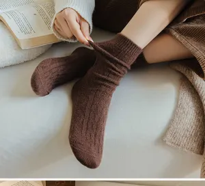 Primo piano dettagliato di calzini marroni morbidi, che mostrano la consistenza elastica.