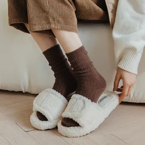 Calzini in lana lavorati a maglia invernali da donna con morbidi pantofole peluche.