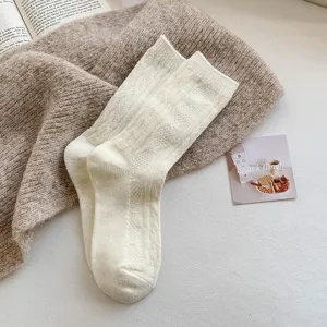 Calze da donna invernali in lana a tubo medio color bianco sporco con comoda trama a coste.