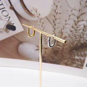 Vue détaillée de boucles d'oreilles créoles ovales géométriques en argent S925 élégantes.