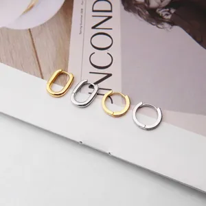 Boucles d'oreilles créoles minimalistes en argent S925 avec des motifs ovales et ronds en or et argent.