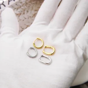 Boucles d'oreilles créoles ovales géométriques et rondes en argent sterling S925, détail bijou chic.
