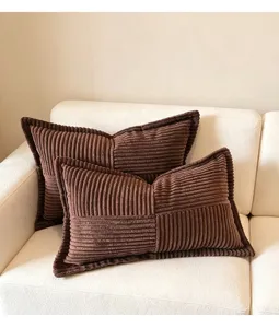 Braunes Kord-Vierteil-Zierkissen im Detail, weiches Strukturkissen für Sofa und Wohnzimmer.