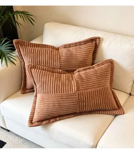 Detailansicht des strukturierten Kordsamt Kissen mit Patchwork, perfekt für Sofa.