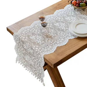 Witte kant tafel loper voor eettafel elegante bloemen borduurwerk tafeldecoratie hoofdaanzicht