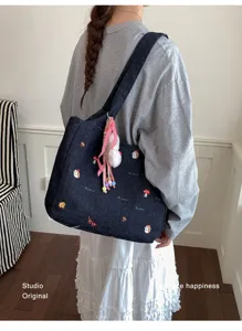 Detailansicht der lässigen Canvas-Tragetasche mit Igel-Stickerei und niedlichem Plüsch-Anhänger.