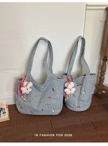 Lässige gestreifte große Segeltuchtasche mit niedlichem Plüsch-Hasen-Anhänger und Stickerei.