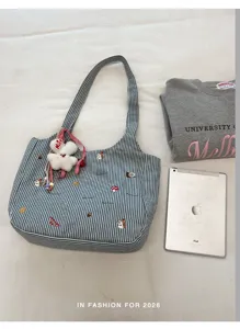Schlichte gestreifte Canvas-Tasche mit großer Kapazität, Stickerei und süßem Plüsch-Hasenanhänger.
