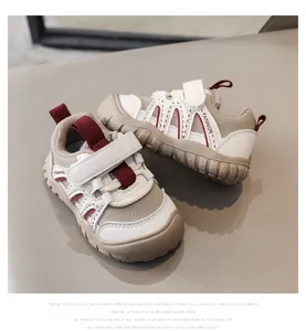 Vue detaillee chaussures bebe, baskets decontractees semelle souple antiderapante pour enfants.