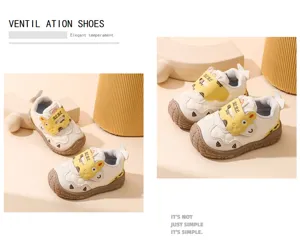 Chaussures de marche souples pour bébés avec un design d'ourson mignon et confortable.
