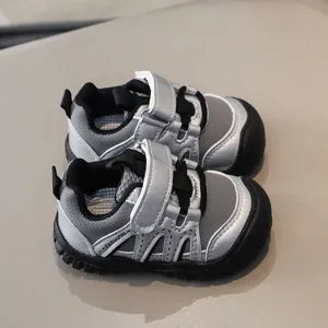 Vue détaillée de chaussures de sport antidérapantes pour tout-petits, grises et noires.