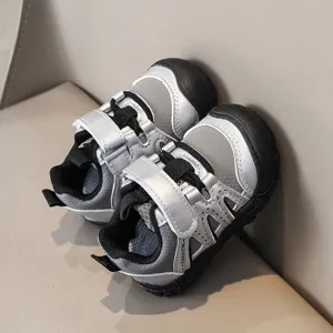 Baskets confortables pour tout-petits avec semelle antidérapante et fermeture Velcro pratique.