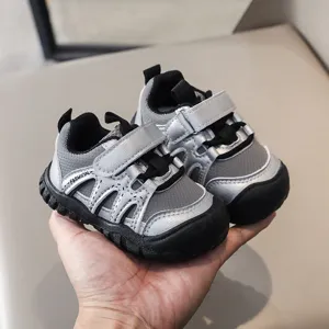Vue de détail de chaussures de marche pour bébé, baskets antidérapantes gris noir.