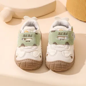 Vue detaillee des chaussures de marche pour tout-petits avec semelles souples et brides.