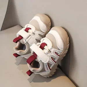 Chaussures de marche pour tout-petits avec design de couleur contrastee, fermeture confortable.