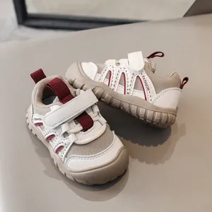 Chaussures de marche pour tout-petits, baskets antidérapantes beiges avec sangle velcro.
