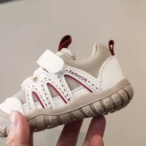 Chaussures de marche pour tout-petits détail, semelle souple antidérapante beige.