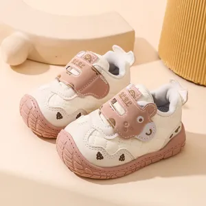 Vue détaillée de jolies chaussures de marche pour bébé à semelle souple et scratch.