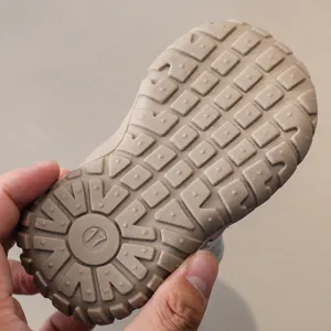 Vue détaillée de la semelle en caoutchouc antidérapante pour bébé, design souple et sûr.