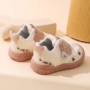 Chaussures premier pas détail, semelle souple mignon ours dessin animé rose blanc.