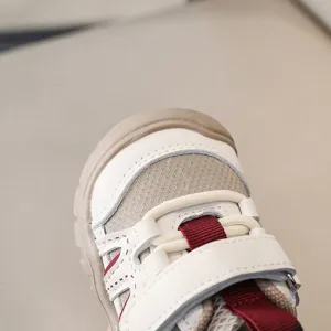 Gros plan sur le detail de basket bebe maille dessus et bride velcro blanc et rouge