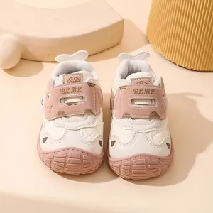 Jolies chaussures de marche pour bébés à semelle souple, design blanc et rose très élégant.