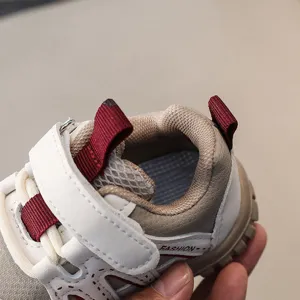 Baskets antidérapantes pour de jeunes bébés, chaussures de marche avec scratch.