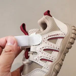 Vue rapprochée de sneaker pour tout-petit avec sangle Velcro et design en maille beige marron.