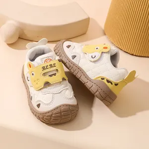 Chaussures bébé premier pas détail, blanc et jaune coloris, design dessin animé, semelle souple.