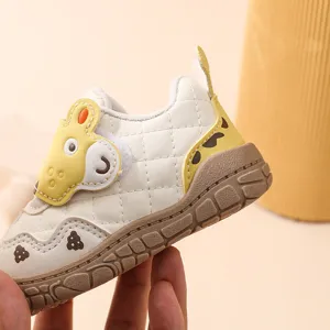 Détail de chaussures de marche pour tout-petits avec sangle velcro et semelle souple.