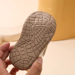 Chaussures bebe semelle en caoutchouc antiderapante detail, conception de semelle durable.