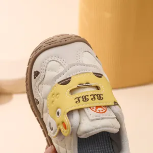 Vue rapprochée détaillée de chaussures de marche souples pour bébés avec sangle mignonne.