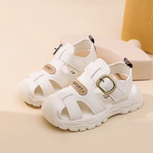 Λευκά παιδικά σανδάλια με λουράκι velcro, κλειστή μύτη και μαλακή αντιολισθητική σόλα.