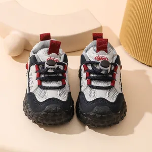 Atmungsaktive Mesh-Sneaker für Kleinkinder, grau-blaues Design mit bequemem Schnürverschluss.