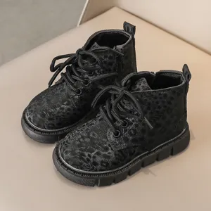 Dettaglio stivaletti Martin per bambini neri felpati, scarpe invernali calde.