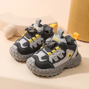 Nahaufnahme der atmungsaktiven Mesh-Kleinkinderschuhe in Grau und Gelb mit praktischem Kordelzug.