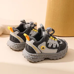 Detailansicht atmungsaktiver Kleinkinder Mesh Sneaker in Grau Gelb mit elastischem Schnürverschluss.