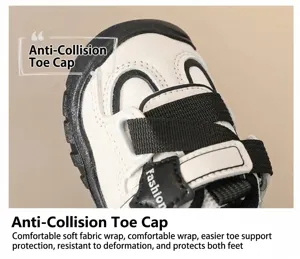 Comfortabele peuter schoenen met anti-botsneus, witte en zwarte sportieve sneakers.